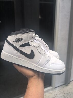 Kids Nike Air Jordan 1 Mid 'Reverse Panda' White/Black Size 4.5Y NWOB